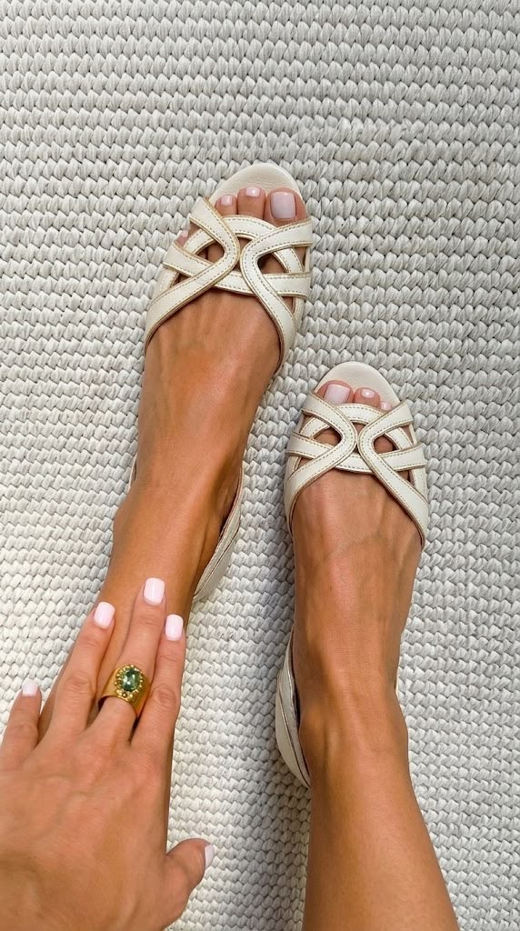 Camilla™ | Elegante cremefarbene geflochtene Sandalen