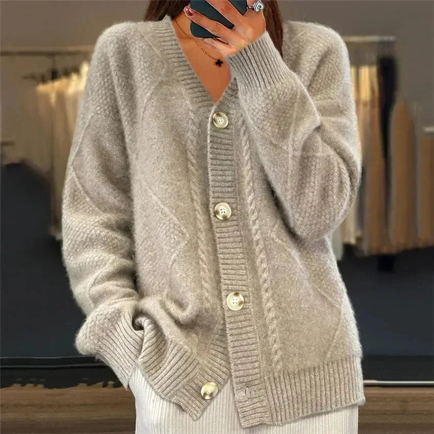 Aaliyah | Cardigan mit Knöpfen und V-Ausschnitt mit Rautenmuster, Alltags-Layer