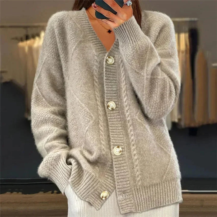 Aaliyah | Cardigan mit Knöpfen und V-Ausschnitt mit Rautenmuster, Alltags-Layer