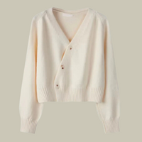 Estelle | V-Ausschnitt Cardigan mit Überkreuzknöpfen