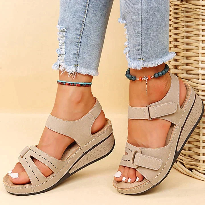 Bequeme orthopädische Sandalen mit Absatz