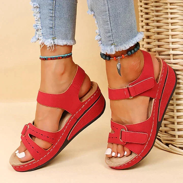 Bequeme orthopädische Sandalen mit Absatz
