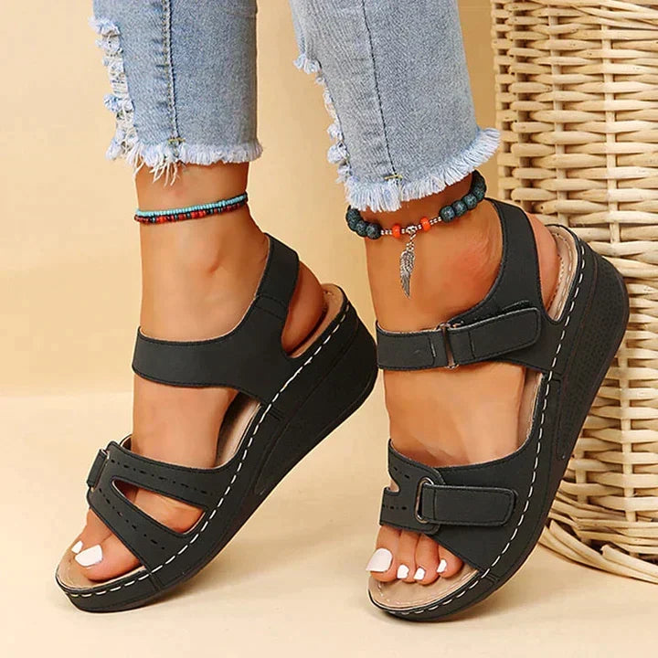 Bequeme orthopädische Sandalen mit Absatz