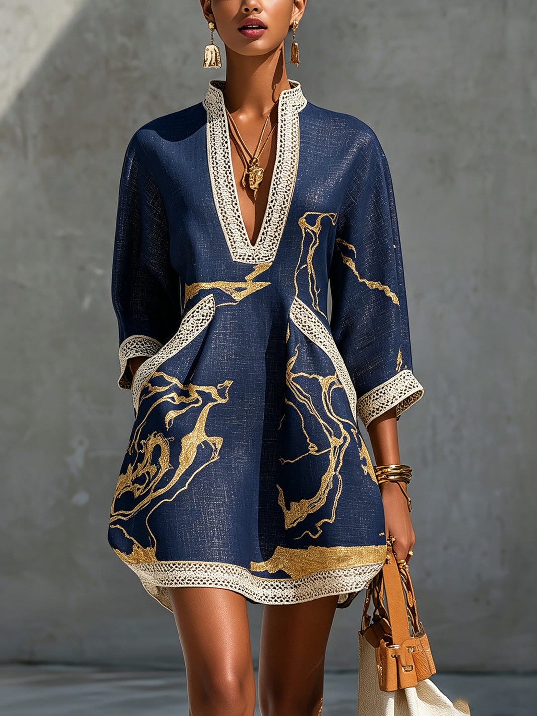 Donatella | Schwarzes Minikleid mit goldenem Marmorprint und Häkelspitze