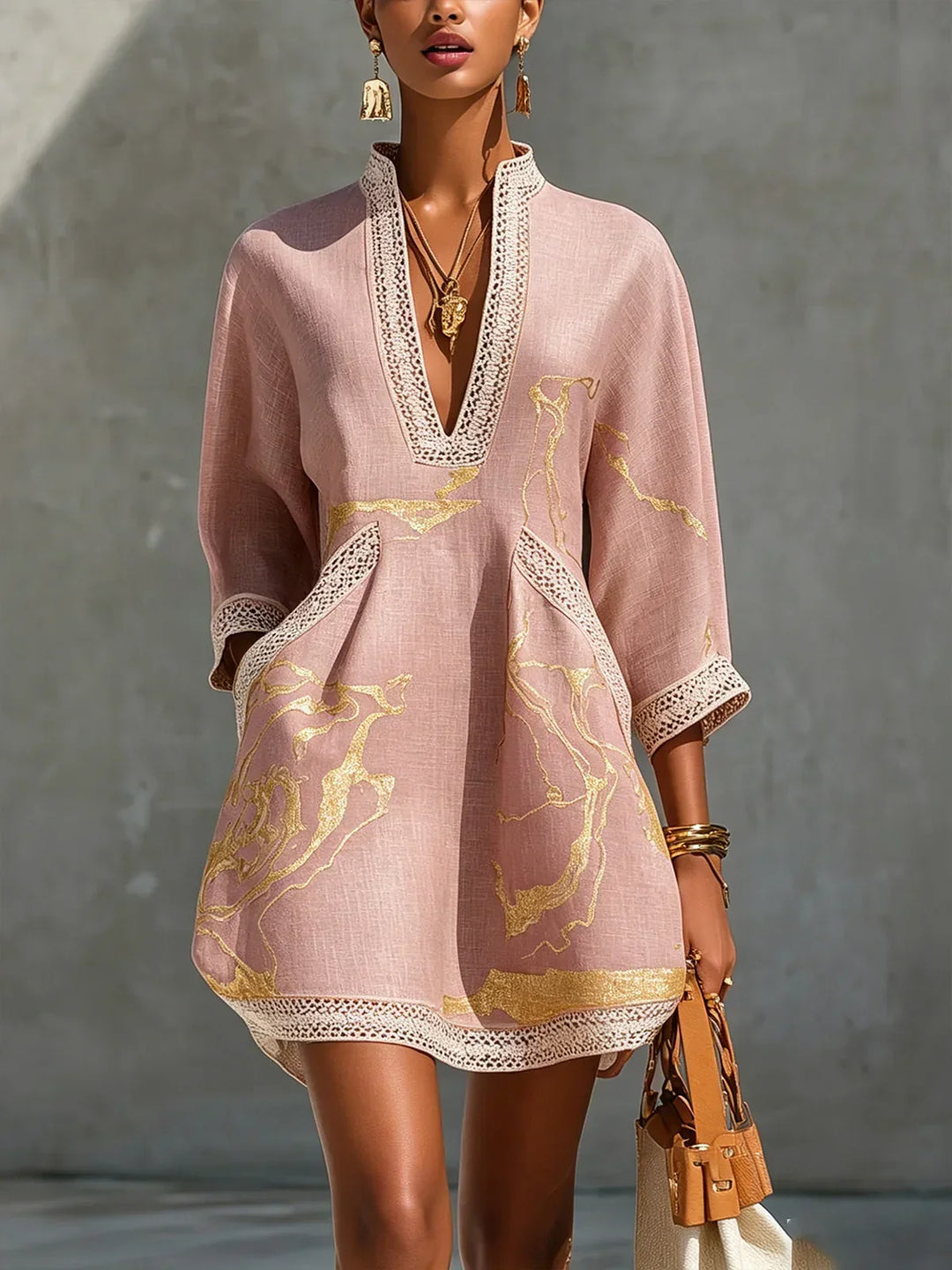 Donatella | Schwarzes Minikleid mit goldenem Marmorprint und Häkelspitze