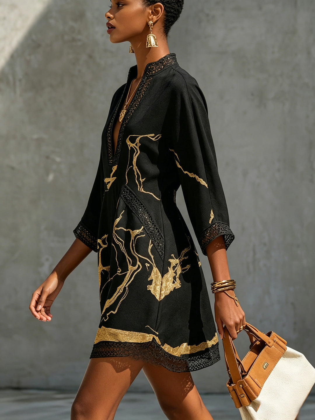 Donatella | Schwarzes Minikleid mit goldenem Marmorprint und Häkelspitze