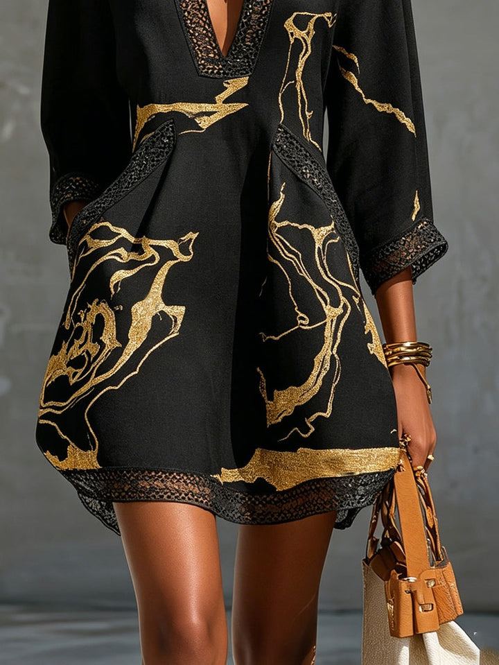 Donatella | Schwarzes Minikleid mit goldenem Marmorprint und Häkelspitze