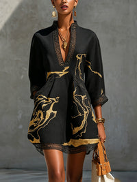 Donatella | Schwarzes Minikleid mit goldenem Marmorprint und Häkelspitze