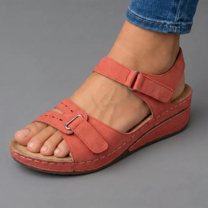 Bequeme orthopädische Sandalen mit Absatz