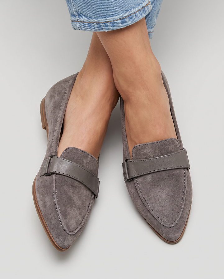 Spitzenschuh mit Riemen am Fußrücken