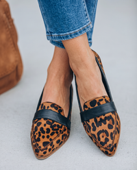 Spitzenschuh mit Riemen am Fußrücken