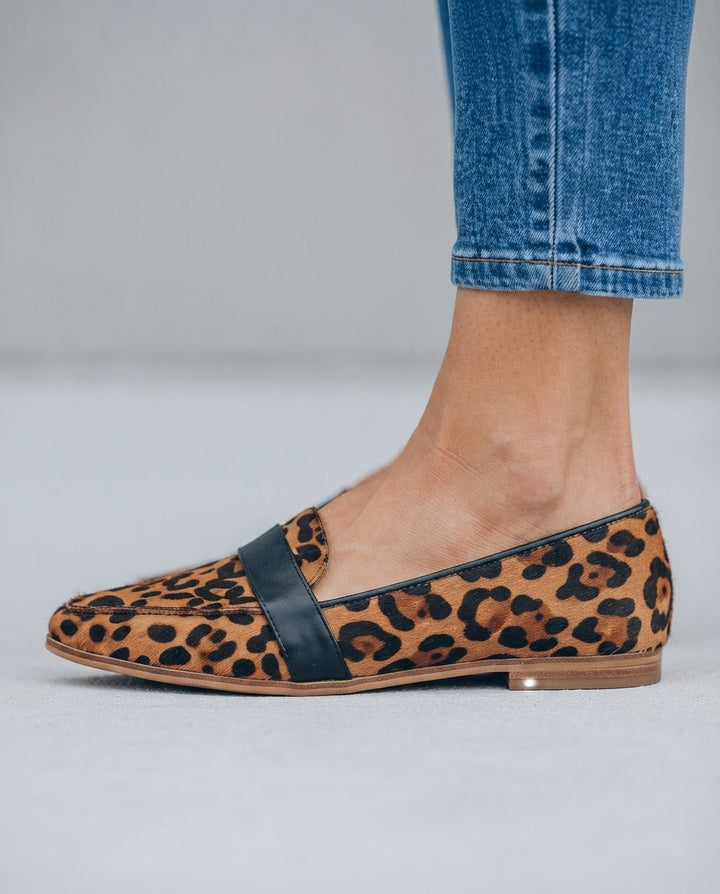 Spitzenschuh mit Riemen am Fußrücken