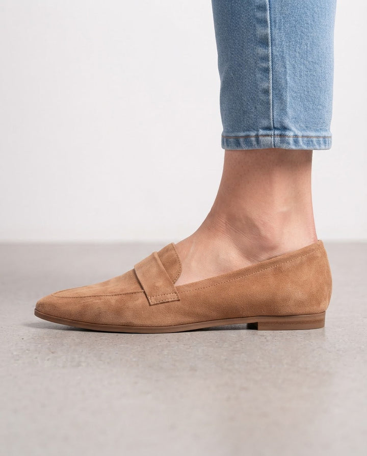 Spitzenschuh mit Riemen am Fußrücken