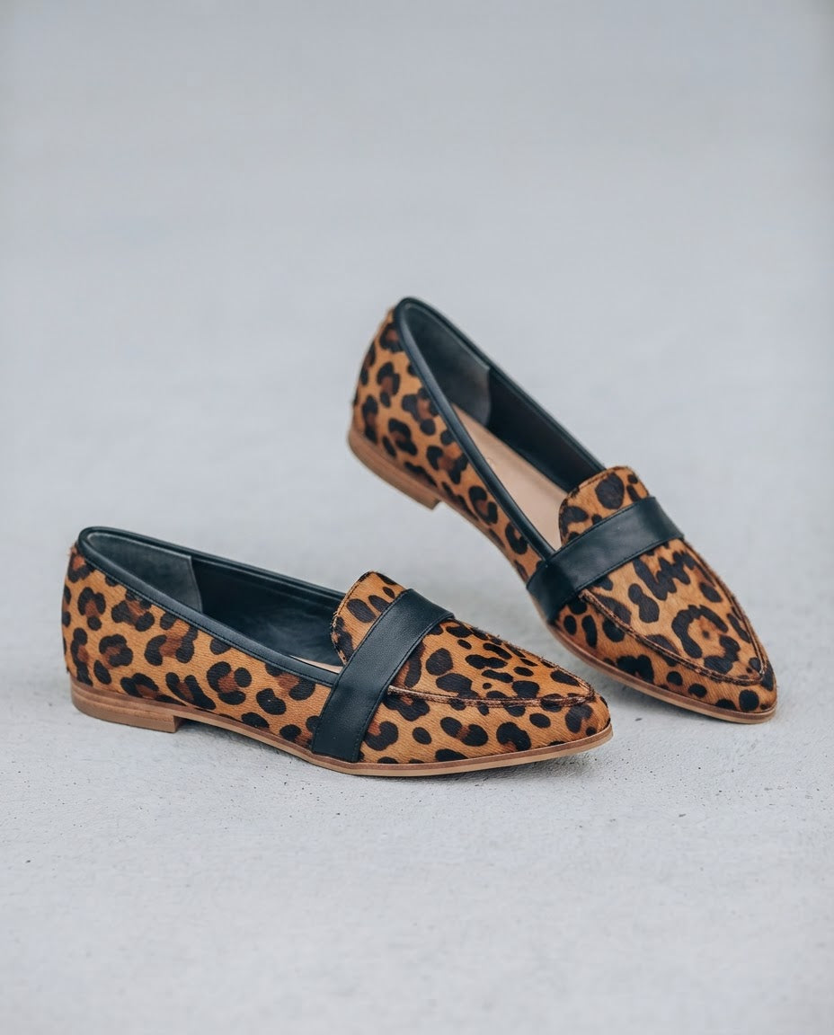 Spitzenschuh mit Riemen am Fußrücken