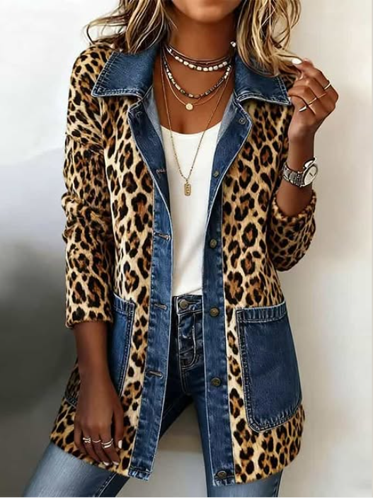 Lorena | Lange Jacke im Leopardenstil mit Jeans