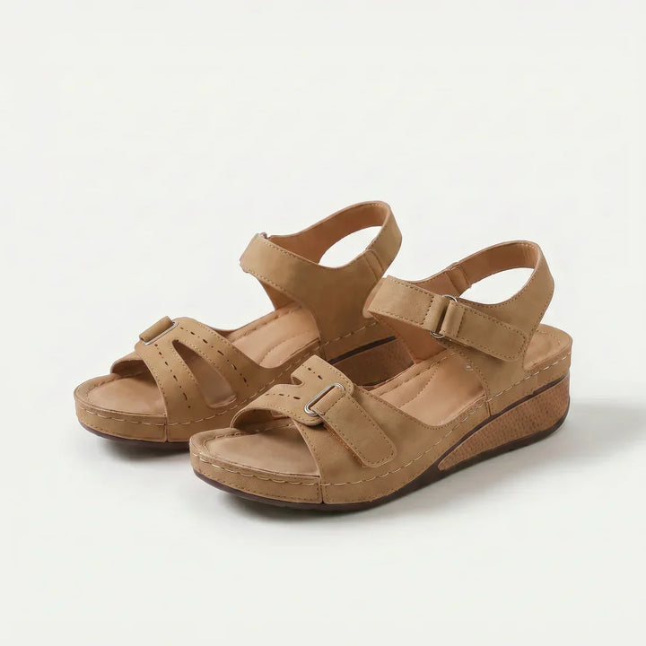 Bequeme orthopädische Sandalen mit Absatz