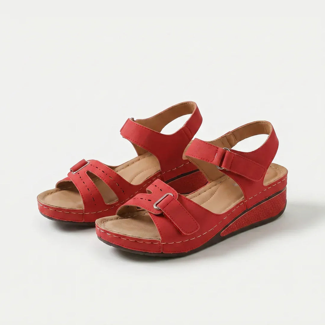 Bequeme orthopädische Sandalen mit Absatz